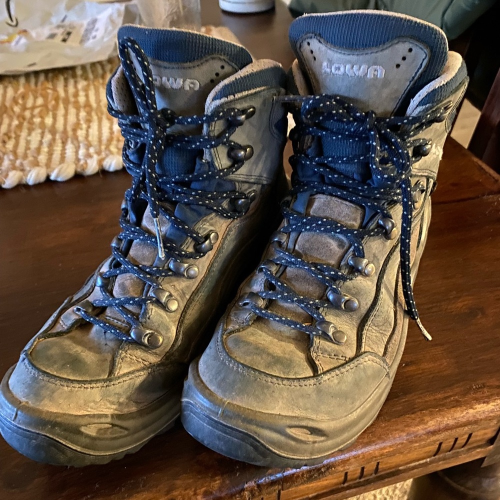 Women’s Lowa Renegade gortex hiking boot. Size 8 in navy.
